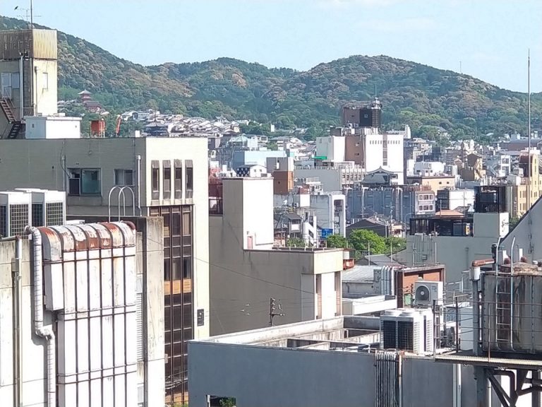 部屋からの眺望(東山方向)