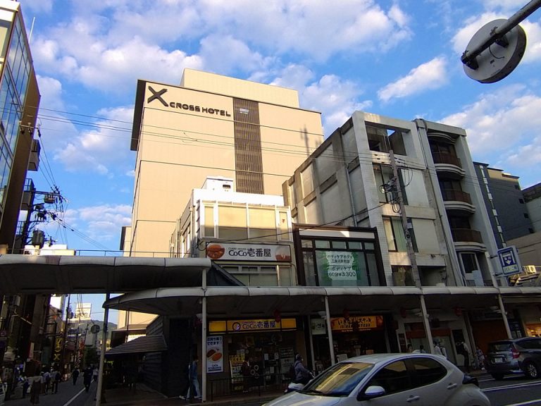 河原町通りからの外観