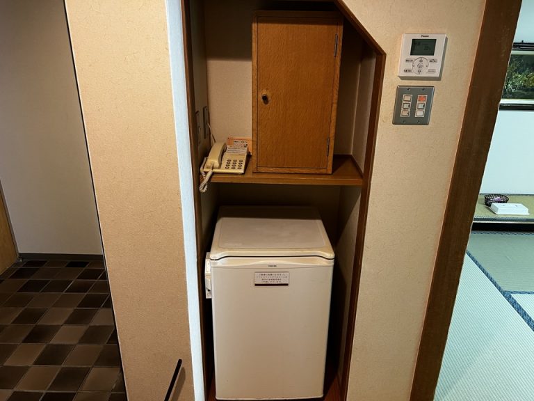 客室冷蔵庫閉じた状態