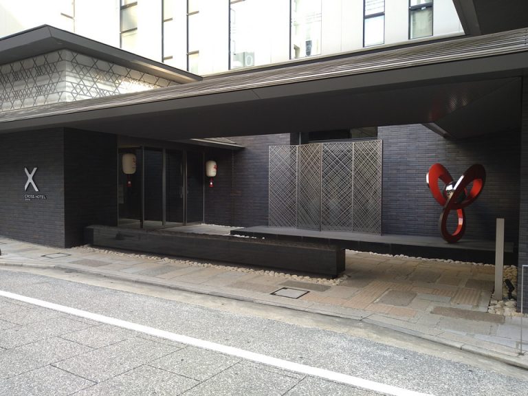 エントランス前のスロープ