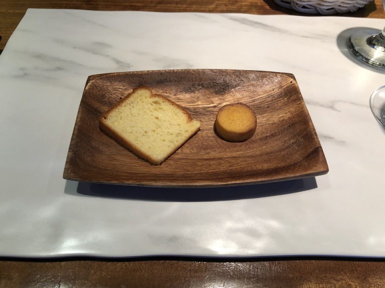 1番目に出てきたシフォンケーキとビスケット2