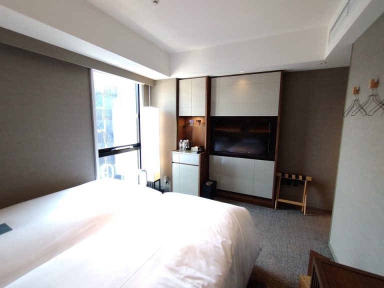 ベッド方向からTV