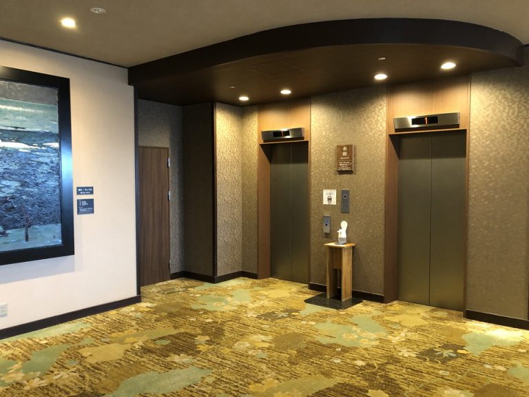 エレベーターホールフロント階2