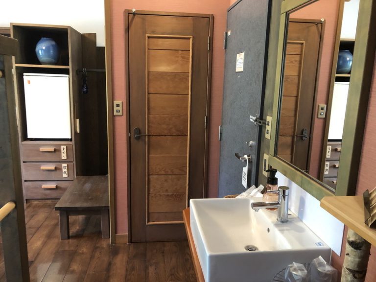 シャワールーム内から入り口1