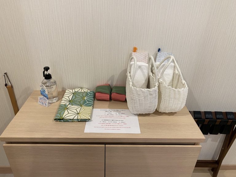 入口内観横棚。左からアルコール_子ども用浴衣_浴衣帯_お風呂セットカゴ