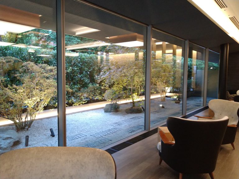 ライトアップされた日本庭園