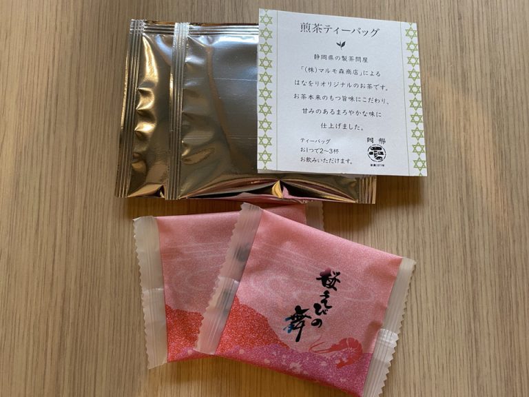 ミニバー・カフェコーナーにあったお茶パックとお煎餅