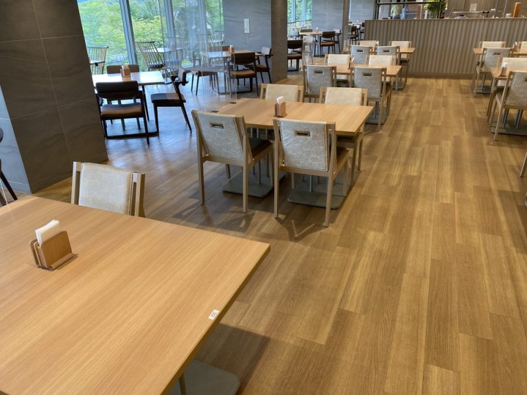 朝食会場全体2
