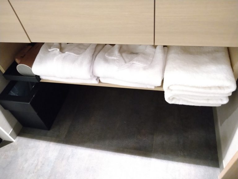 洗面台下にリネン類