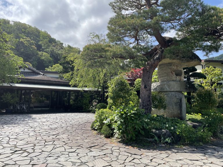 石燈籠とエントランス