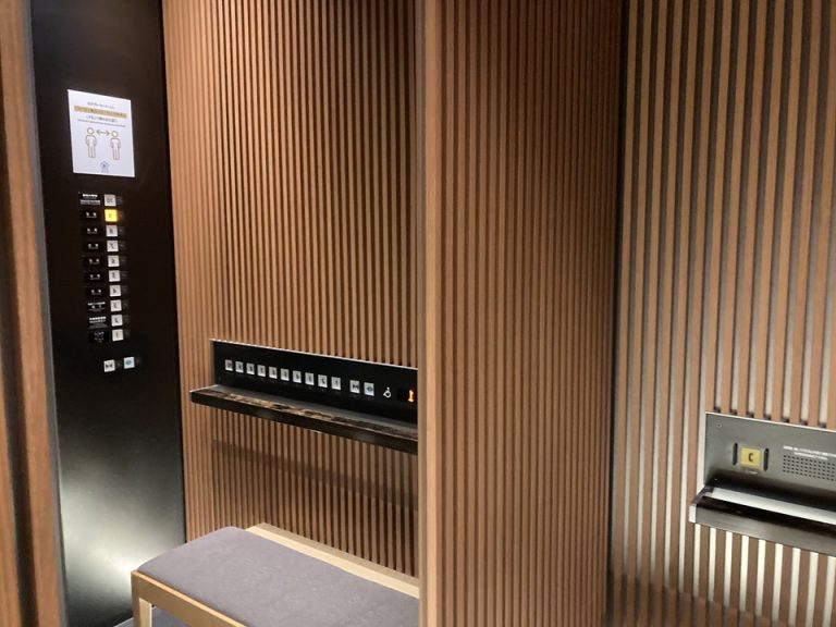 エレベーター内観