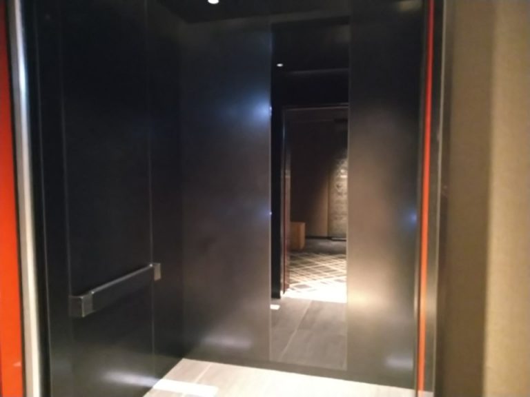 エレベーター内観