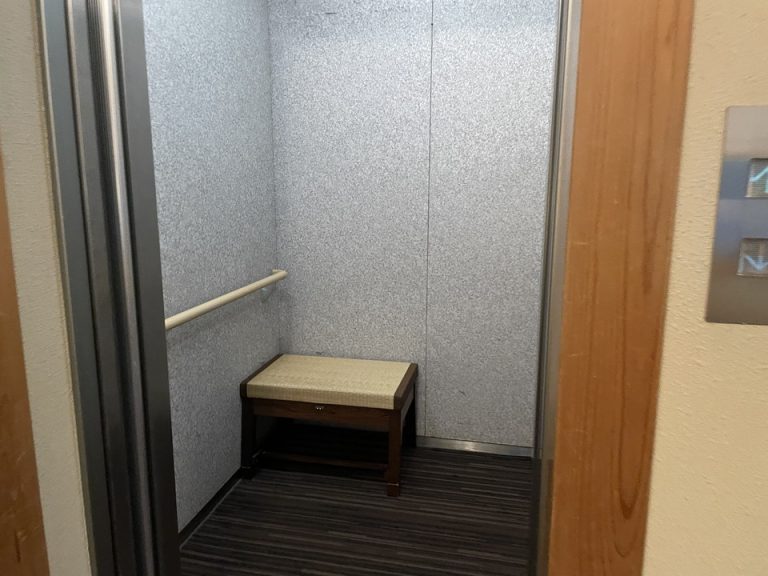 エレベーター内観