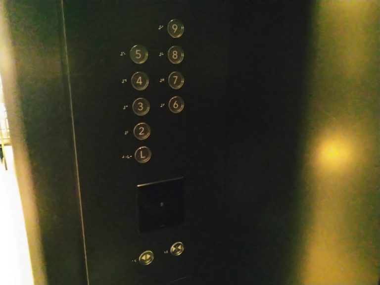 エレベーター階数ボタン(ルームカード必須)