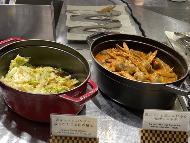 夕食ビュッフェ。野菜をたっぷり使ったヘルシーな料理が多い印象。