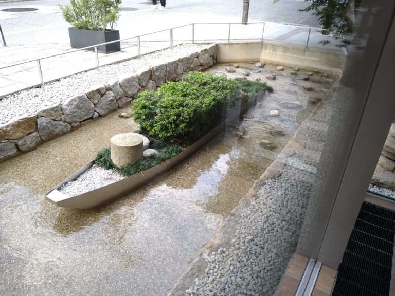 川舟と緩やかに流れる小川