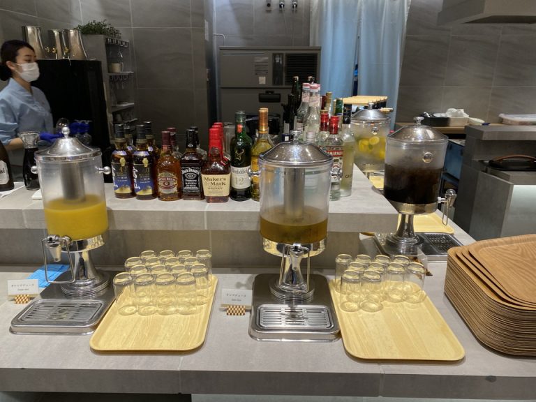 夕食ビュッフェのドリンクゾーン。アルコールはプラス料金で楽しめる