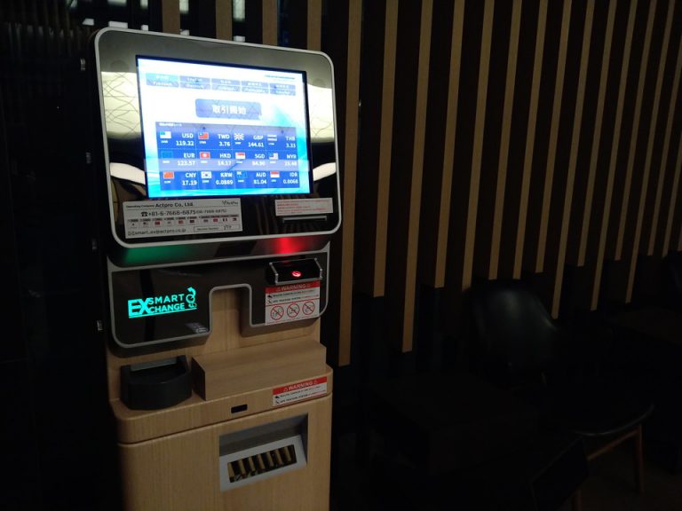 フロント前に外貨両替機