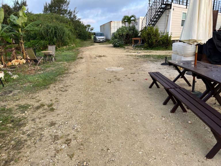 フロントから右食事提供場所