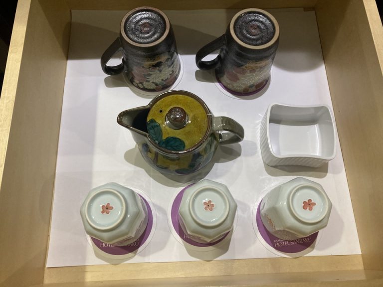 マグカップと急須と湯呑み