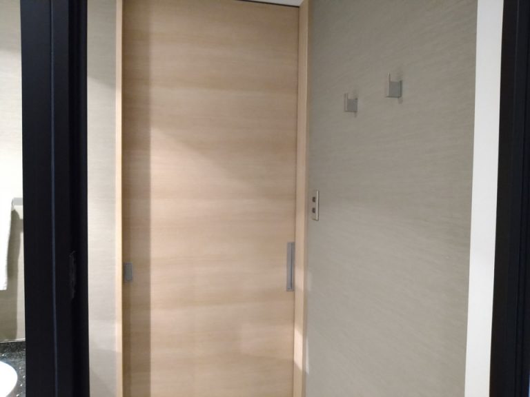 バスルーム内から入口。壁にフックあり