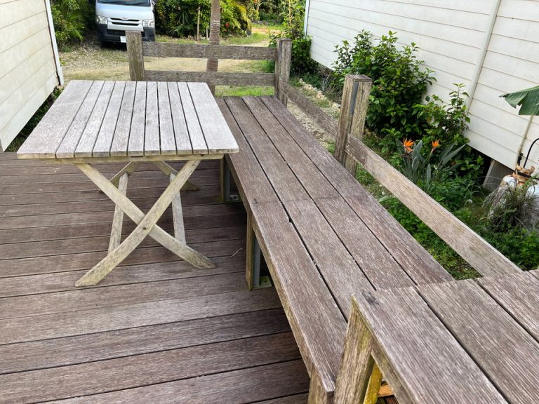 コテージ前ベンチとテーブル