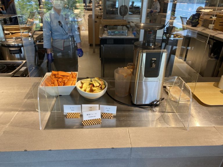 朝食会場にある生搾り野菜ジュースゾーン。スタッフさんがその場で機械で作ってくれます。