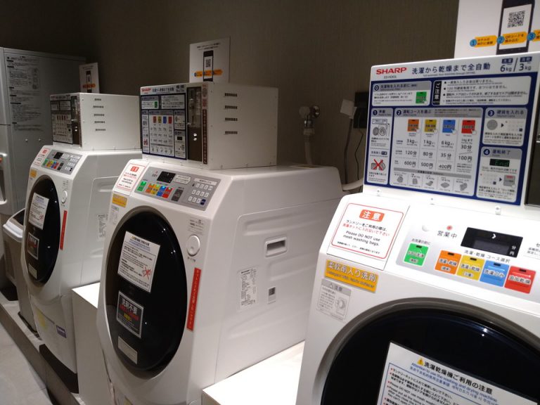 ロビー奥にクリーニング