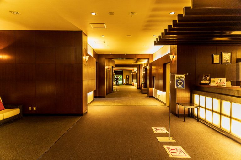 フロントからエレベーターホール。奥にはスタッフが常に控えています