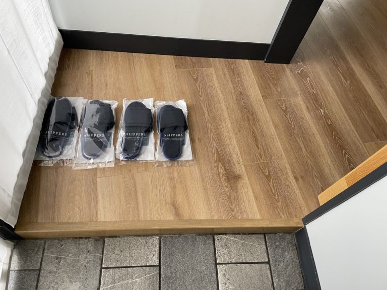 玄関 こちらで靴を脱ぎスリッパへ