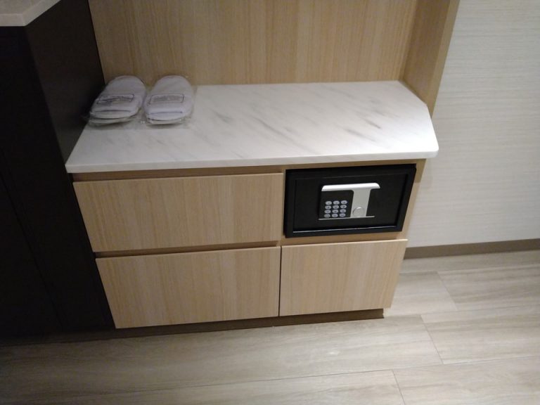 荷物置き台、スリッパ