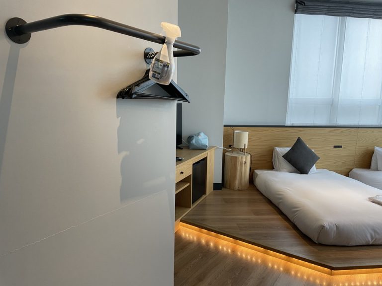 大人4人の春夏服をかけるのに十分なハンガー