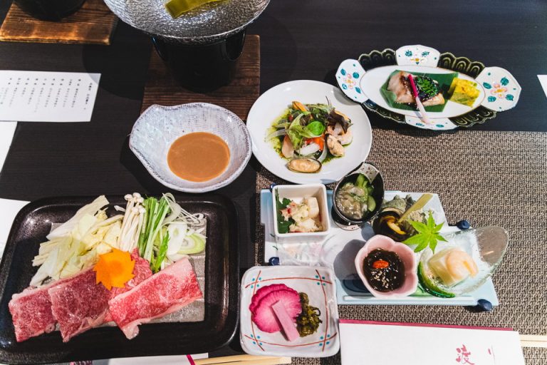 お料理はコース形式でタイミングを見ながらサーブしてくれます