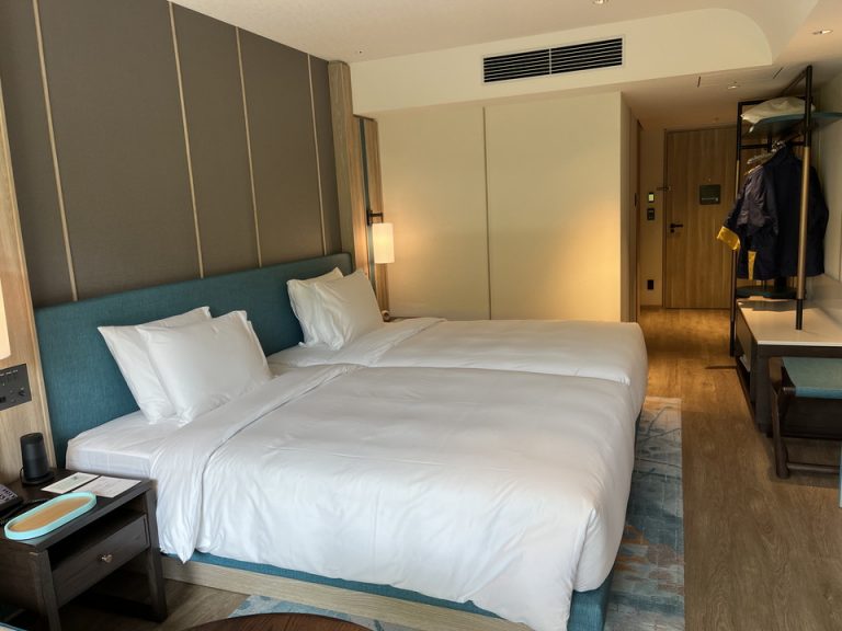 窓側から見た部屋全体