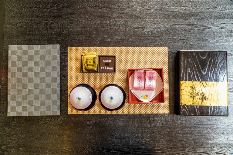 お菓子は甘く煮た大粒の豆の和菓子でした