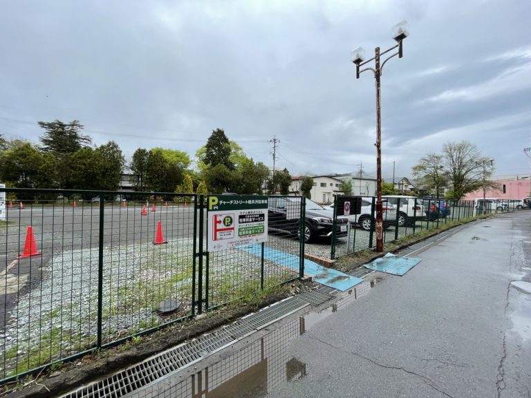 商業施設前の駐車場、右奥が軽井沢銀座