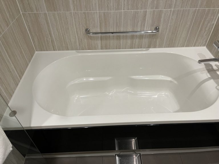 ゆったりとしたバスタブ