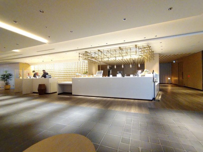 フロントカウンターとLOBBY BAR