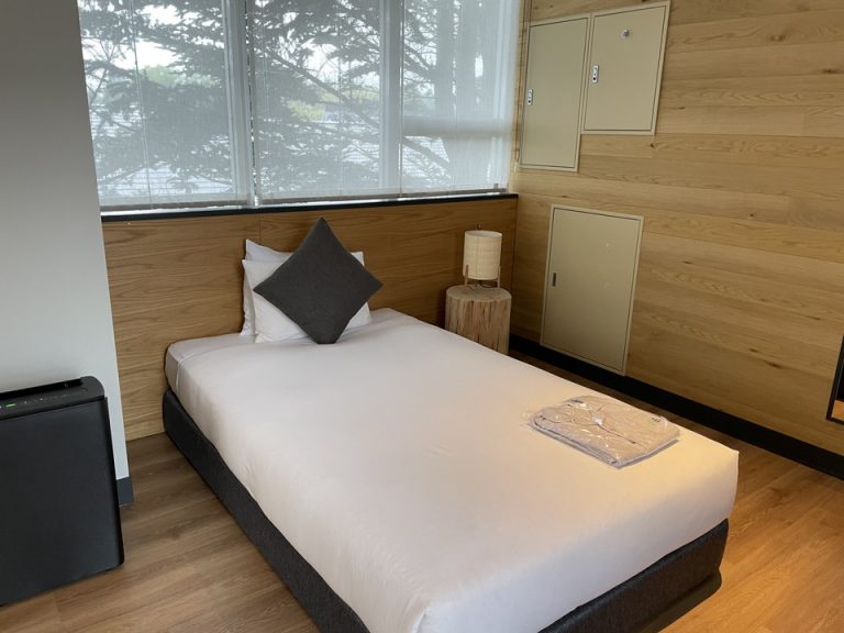 入り口右側のベッド