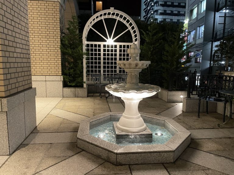 ホテル外観(入口の前_小さなガーデン2)