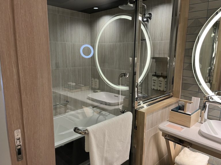 ガラス扉で開放感のあるバス