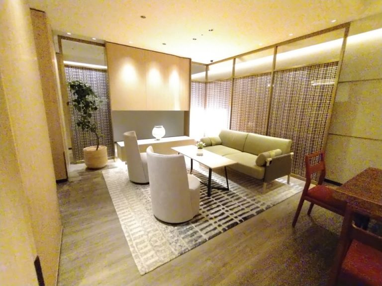 ロビーのソファ