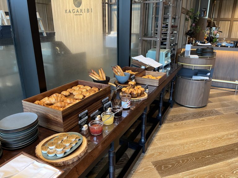 オリジナルのパンも並ぶ