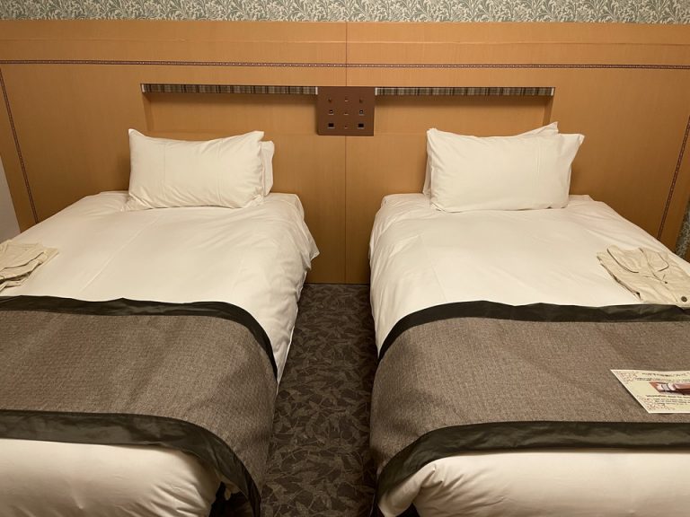 TV側からベッド