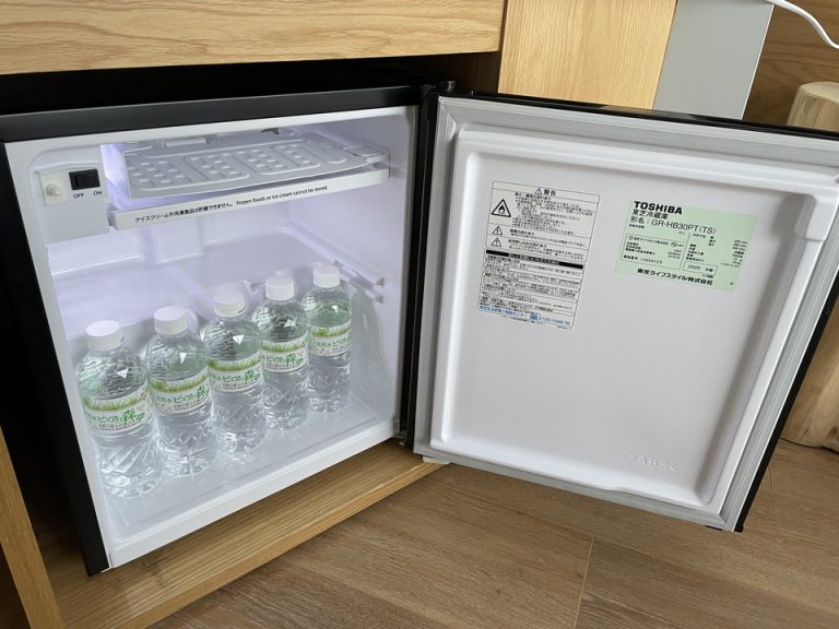 冷蔵庫中身、水5本備え付けで翌日も貰える