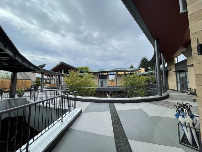 客室が多い方の廊下、屋根がない、レンタル傘有り