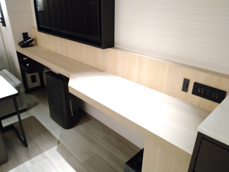 TV下のカウンター