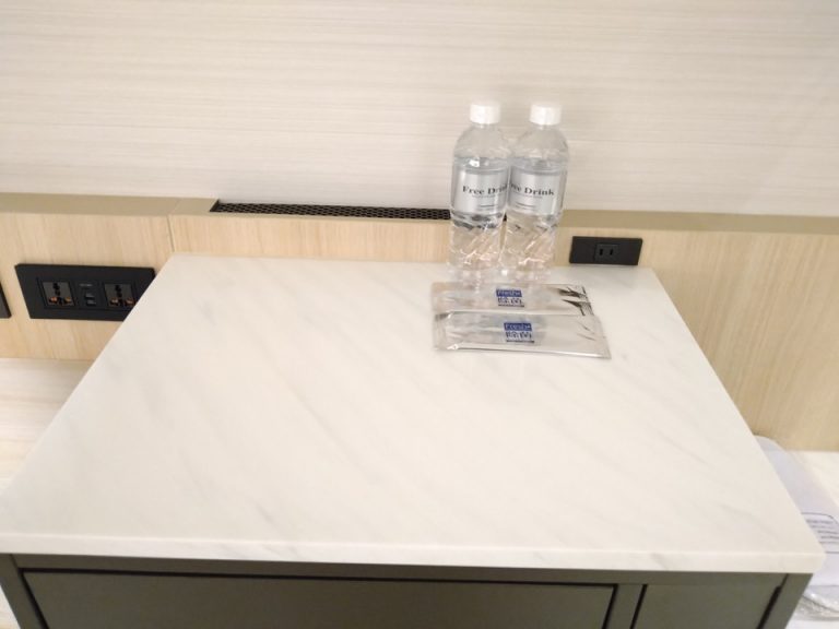 カフェコーナーの台にミネラルウォーター、除菌シート