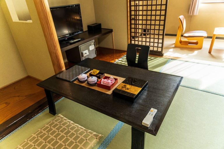 ローテーブルセットと座椅子