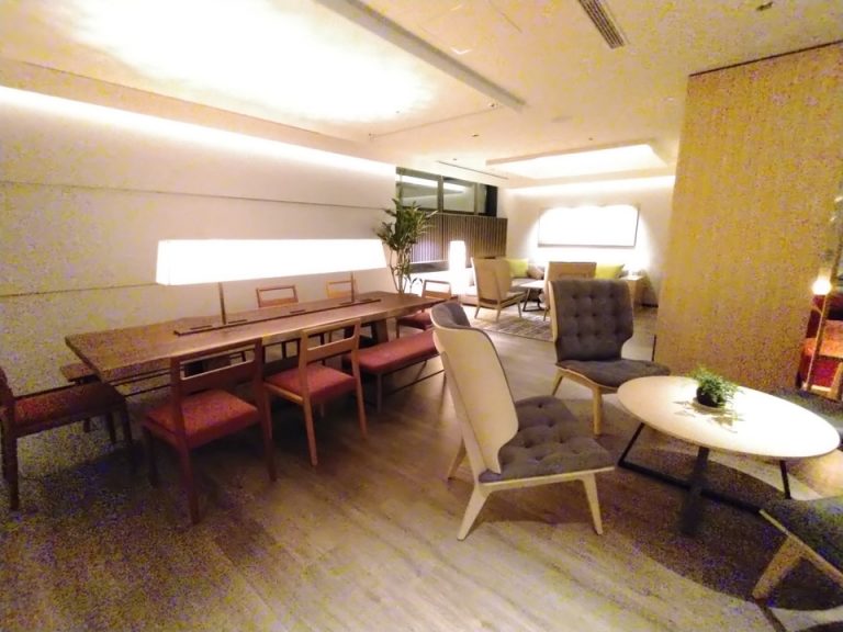 ロビーのソファ(1)